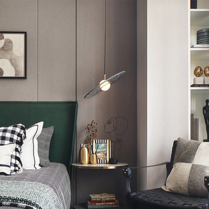 Soucoupe volante suspendue à la lumière du terrazzo postmoderne