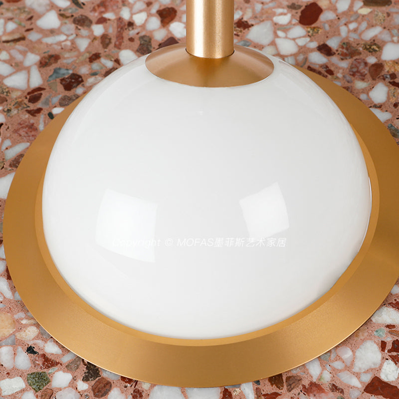 Soucoupe volante suspendue à la lumière du terrazzo postmoderne