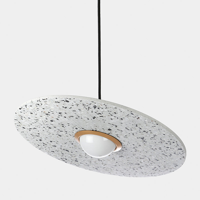 Soucoupe volante suspendue à la lumière du terrazzo postmoderne