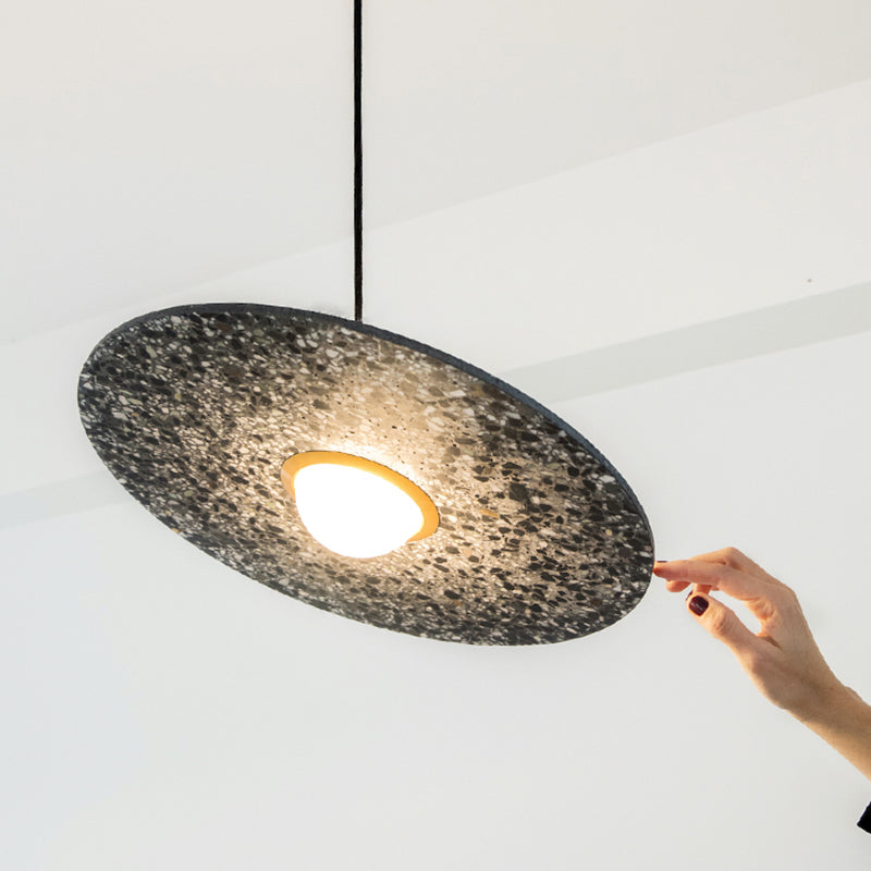 Soucoupe volante suspendue à la lumière du terrazzo postmoderne