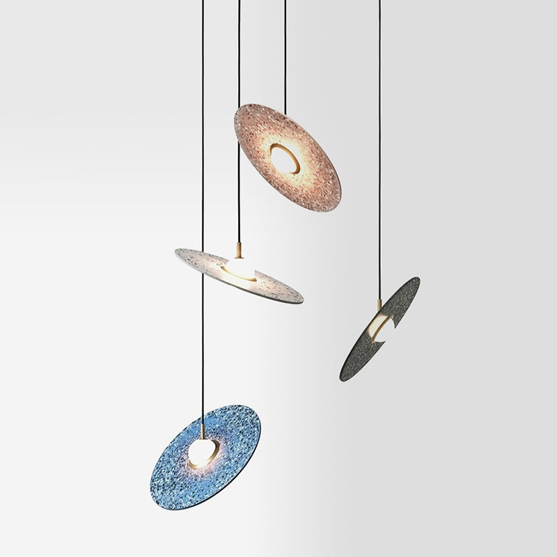 Soucoupe volante suspendue à la lumière du terrazzo postmoderne