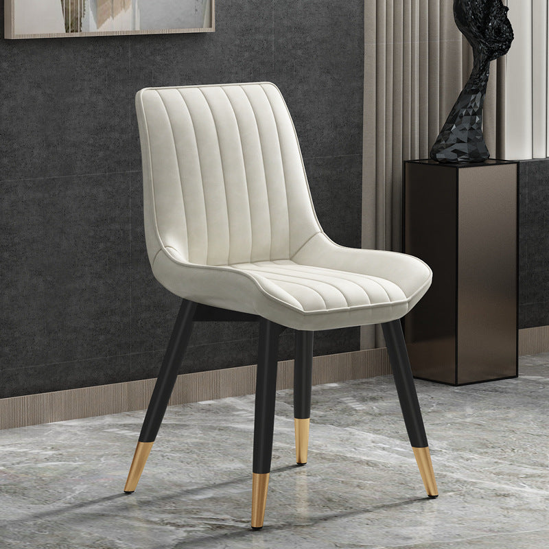 Sedia da pranzo moderna laterale Sedia Parsons curva in pelle con finitura opaca