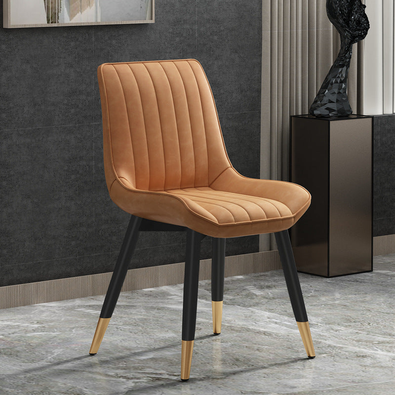 Sedia da pranzo moderna laterale Sedia Parsons curva in pelle con finitura opaca