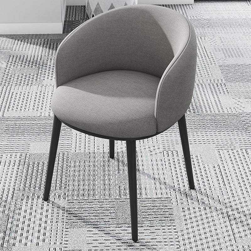 Silla de comedor tapizada moderna con respaldo sólido y acabado mate