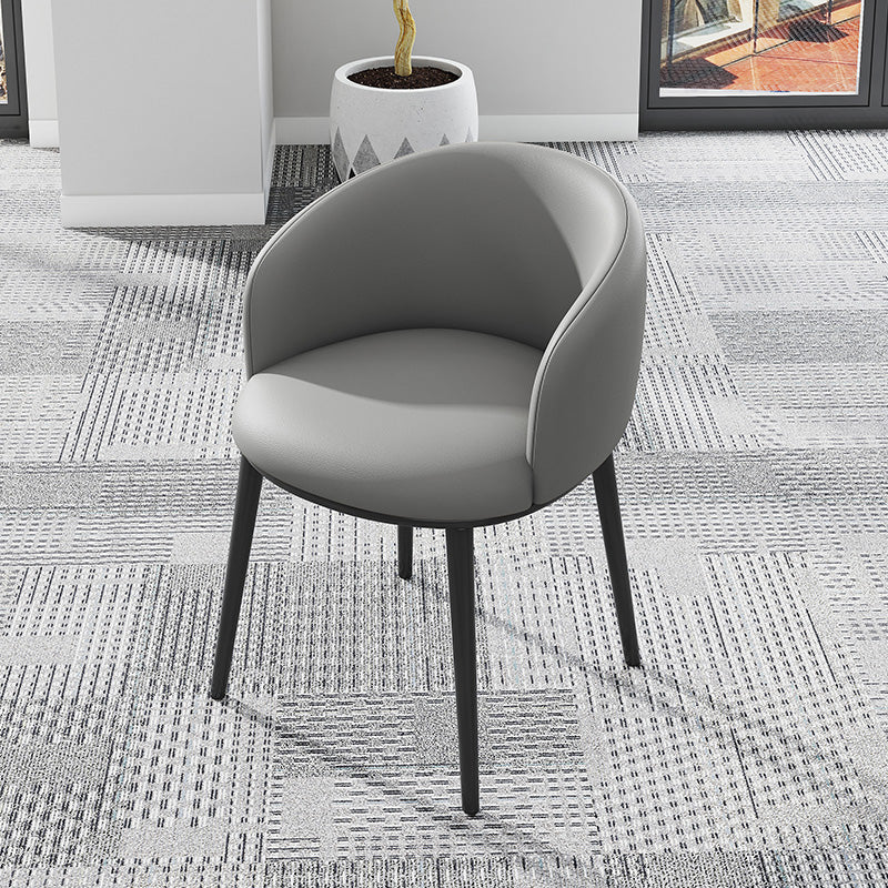Silla de comedor tapizada moderna con respaldo sólido y acabado mate