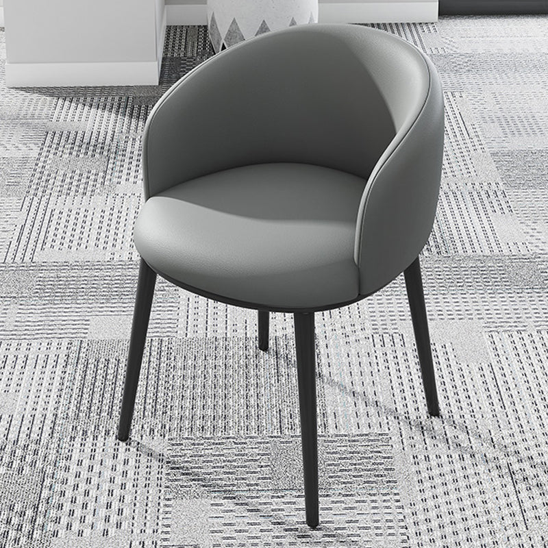 Silla de comedor tapizada moderna con respaldo sólido y acabado mate