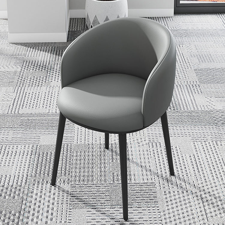 Silla de comedor tapizada moderna con respaldo sólido y acabado mate