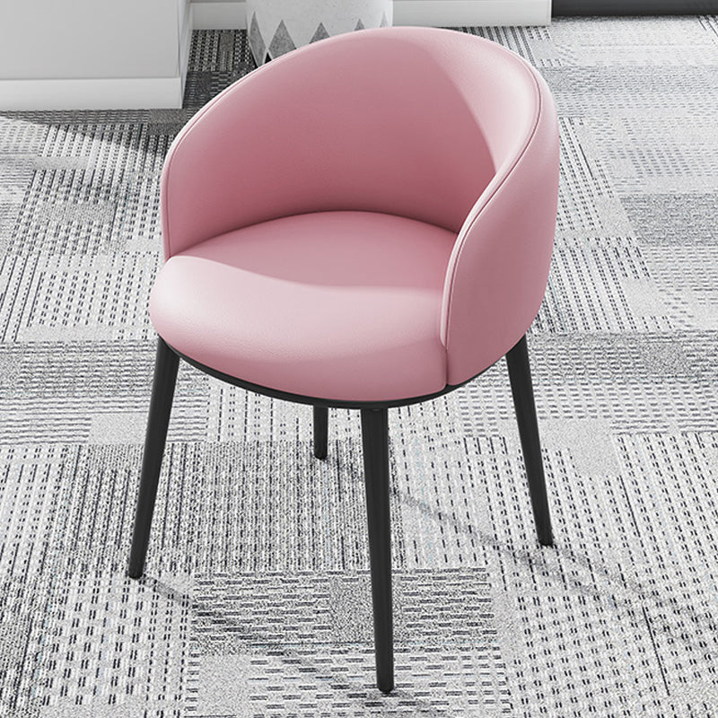 Moderne gestoffeerde thuisfauteuil met massieve rugleuning en matte afwerking