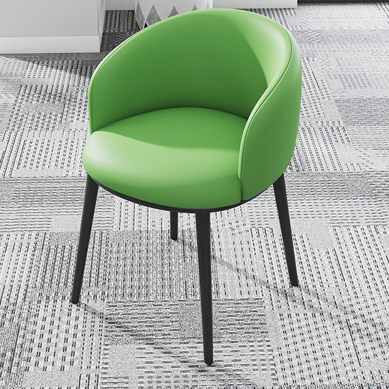 Silla de comedor tapizada moderna con respaldo sólido y acabado mate
