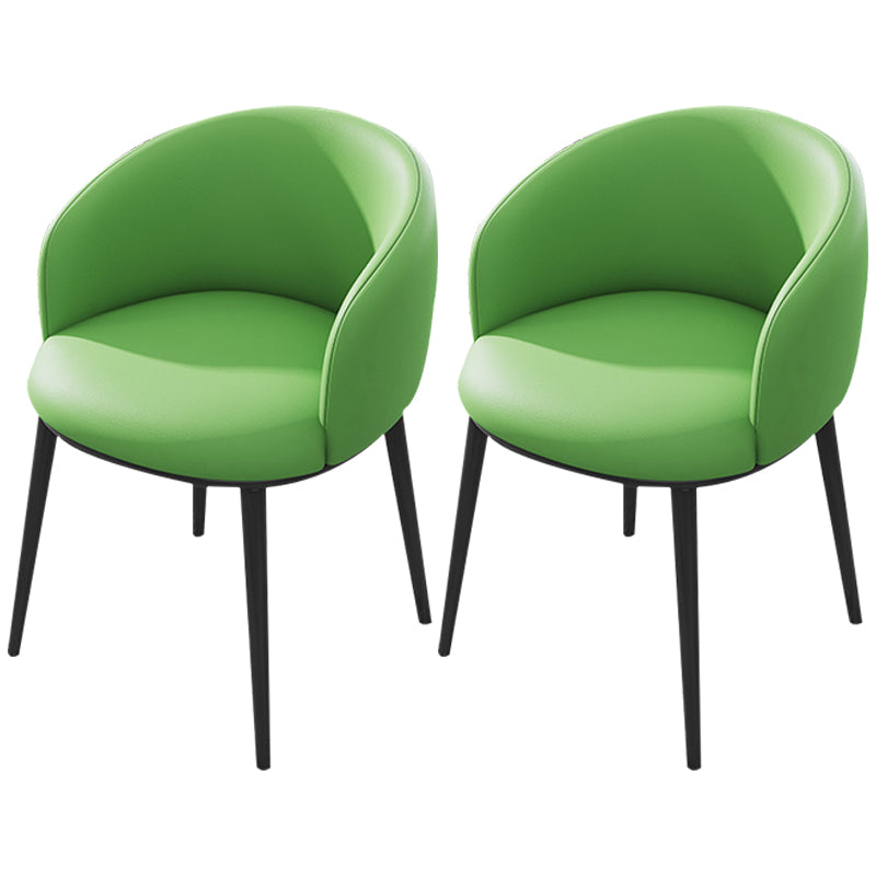 Silla de comedor tapizada moderna con respaldo sólido y acabado mate