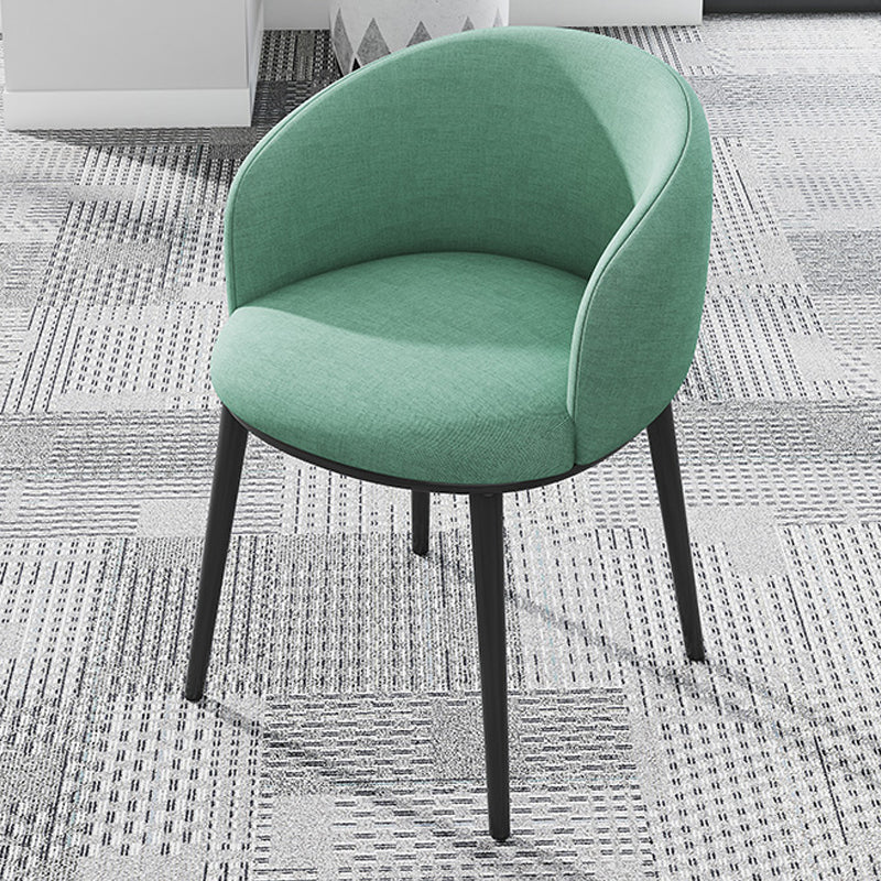 Moderne gestoffeerde thuisfauteuil met massieve rugleuning en matte afwerking