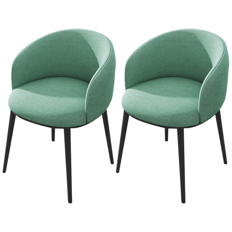 Silla de comedor tapizada moderna con respaldo sólido y acabado mate