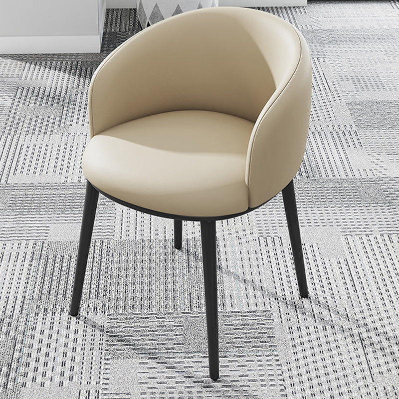 Silla de comedor tapizada moderna con respaldo sólido y acabado mate