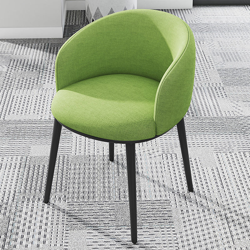 Moderne gestoffeerde thuisfauteuil met massieve rugleuning en matte afwerking