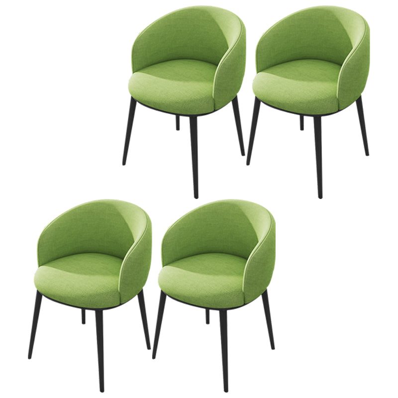 Silla de comedor tapizada moderna con respaldo sólido y acabado mate