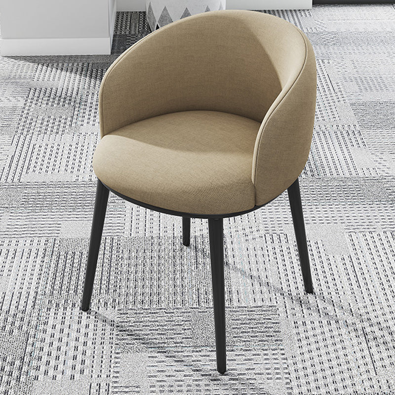 Silla de comedor tapizada moderna con respaldo sólido y acabado mate