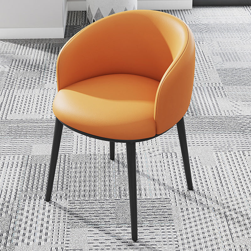 Silla de comedor tapizada moderna con respaldo sólido y acabado mate
