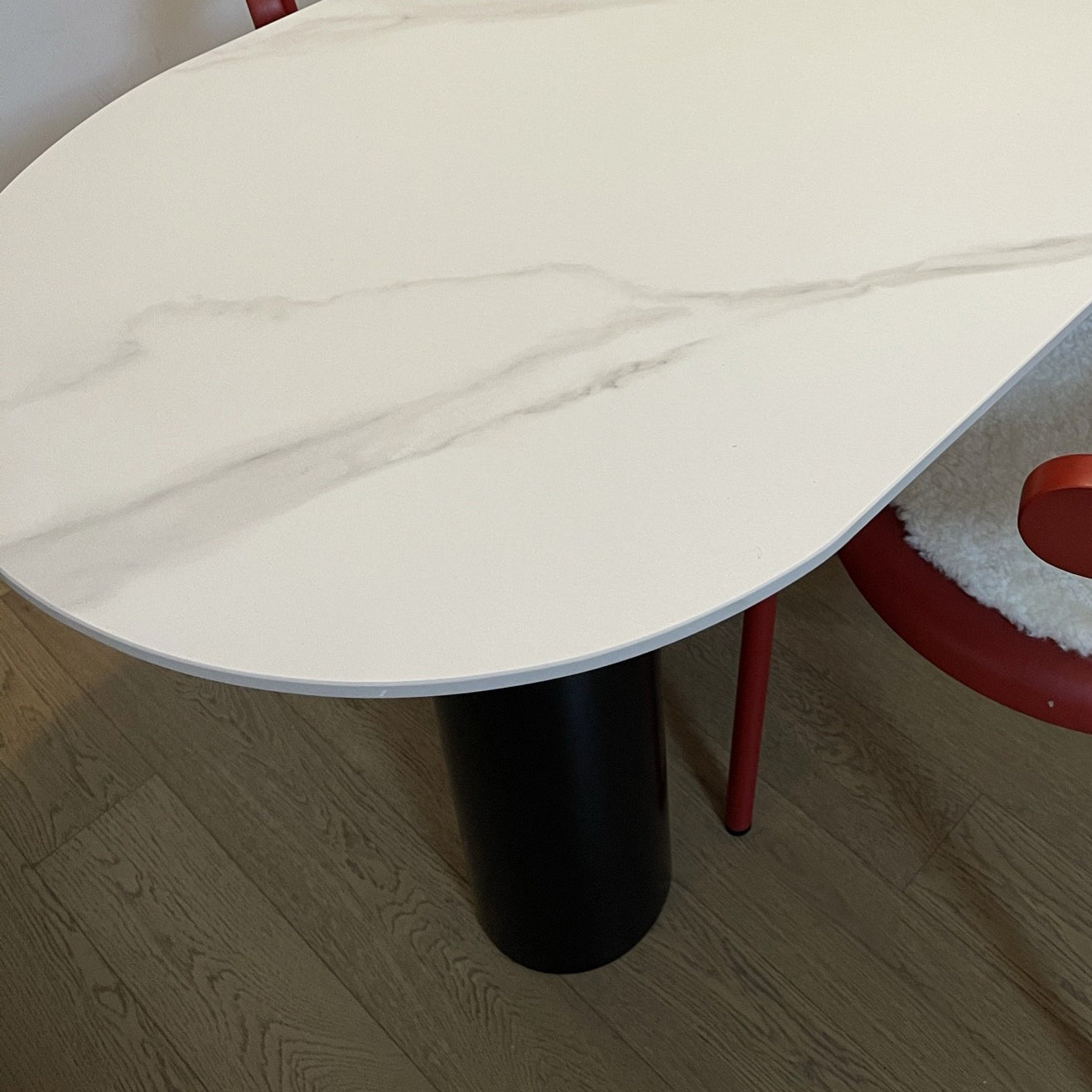 Mesa blanca de forma irregular para la mesa de la isla de piedra sinterizada del restaurante con 3 patas