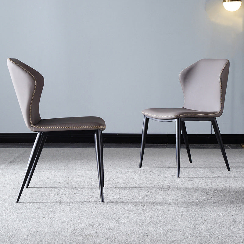 El lado sin brazos del diseño contemporáneo preside el cuero que cena la silla lateral