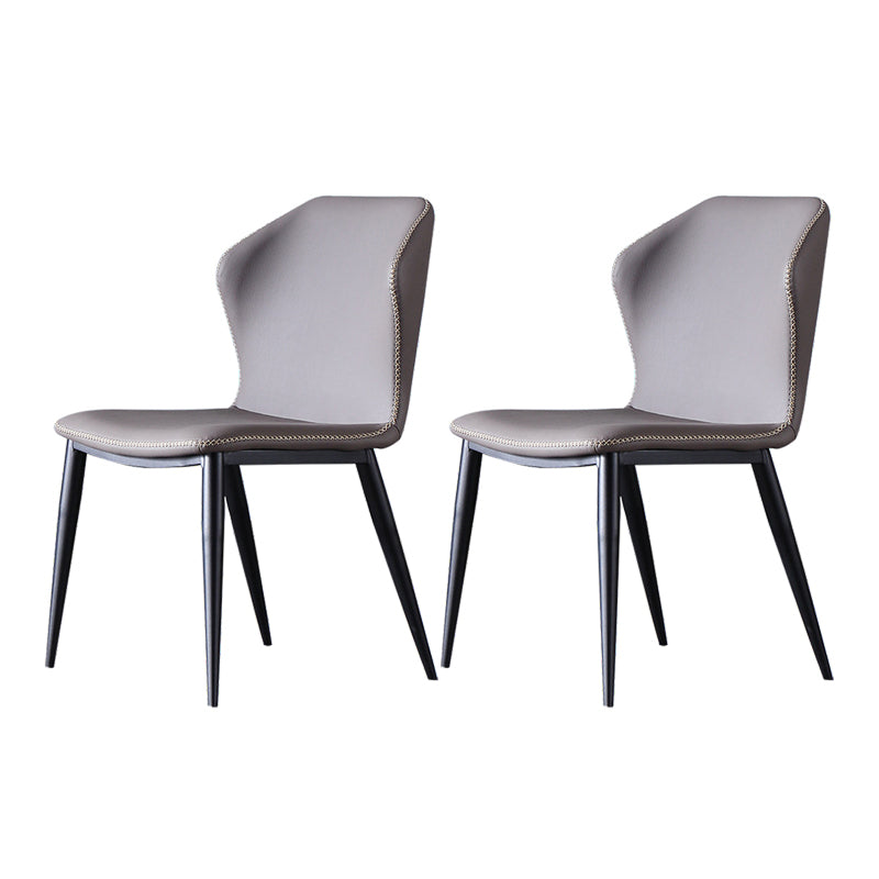 El lado sin brazos del diseño contemporáneo preside el cuero que cena la silla lateral