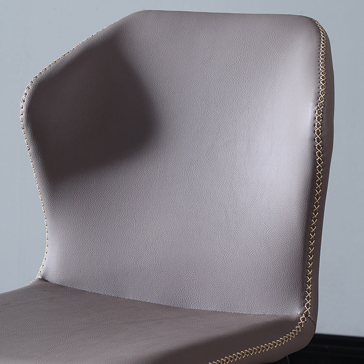 El lado sin brazos del diseño contemporáneo preside el cuero que cena la silla lateral