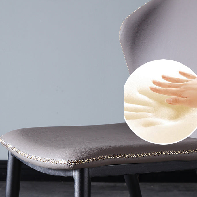 El lado sin brazos del diseño contemporáneo preside el cuero que cena la silla lateral