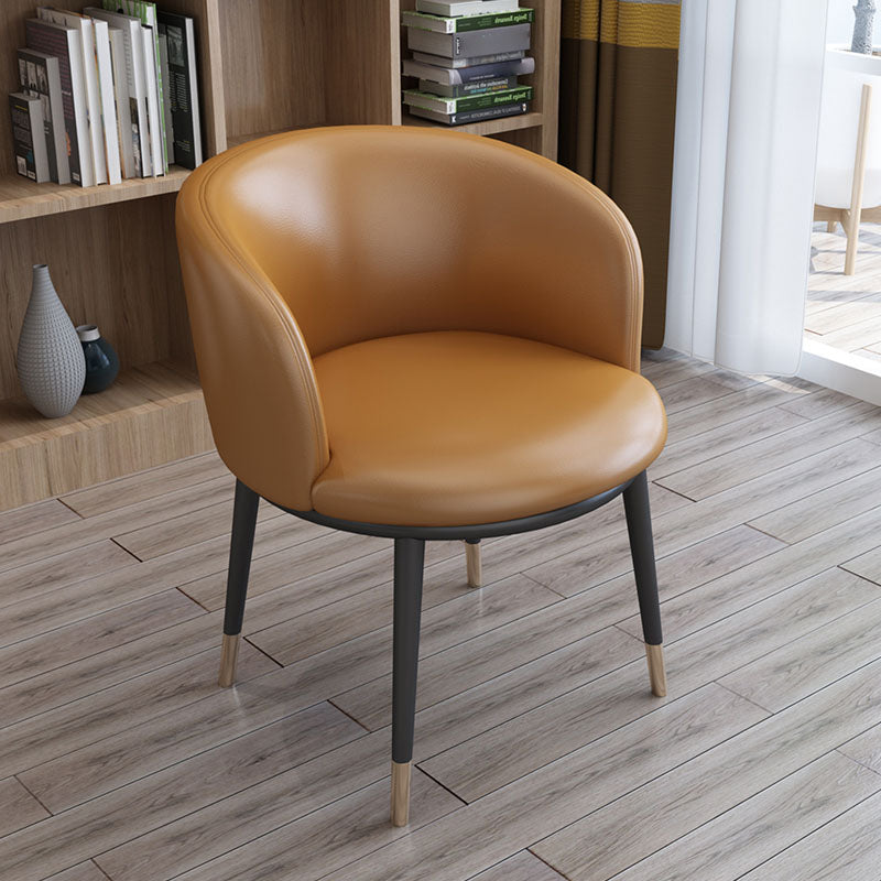 Silla de comedor de cuero con respaldo sólido y acabado mate para el hogar contemporáneo