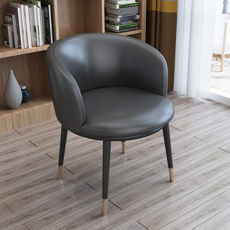 Silla de comedor de cuero con respaldo sólido y acabado mate para el hogar contemporáneo