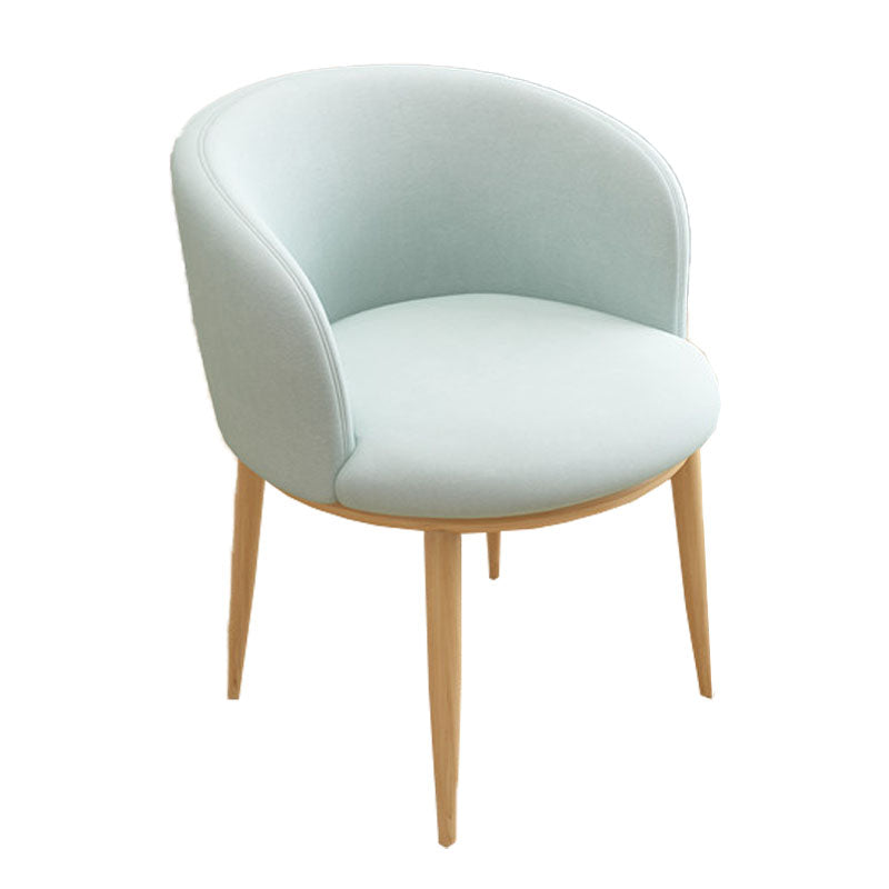 Silla de comedor de cuero con respaldo sólido y acabado mate para el hogar contemporáneo