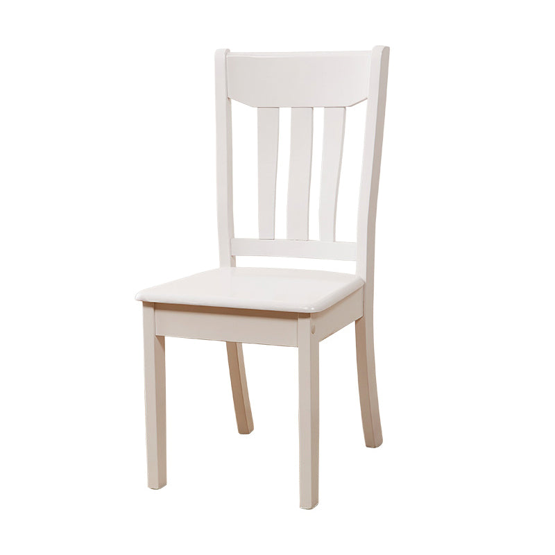 Eigentijds design eetkamerstoelen, houten eetkamerstoelen met lattenbodem aan de zijkant
