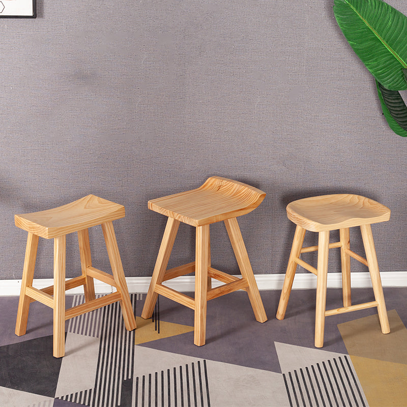 Zeitgenössischer klappbarer Barhocker aus massivem Holz für den Innenbereich mit Holzsitz und Fußstütze