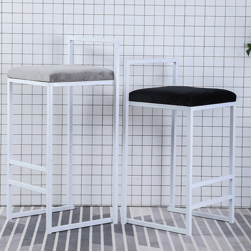 Taburete de bar de metal de estilo moderno con reposapiés y taburete de bar con respaldo bajo para cocina