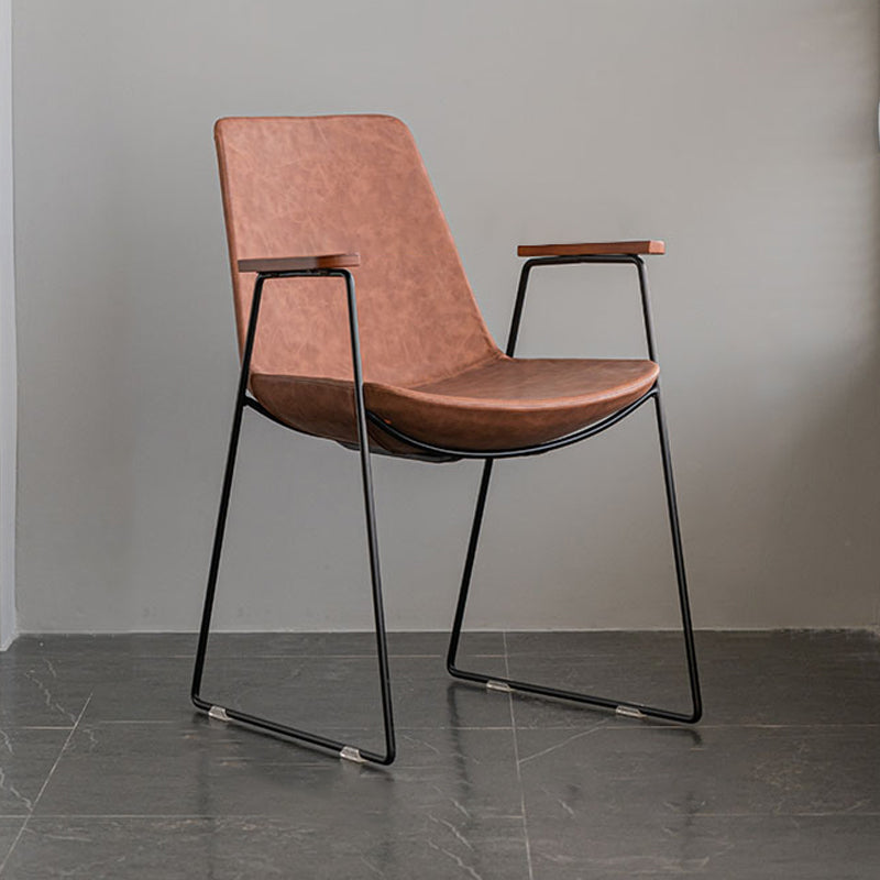 Silla auxiliar de comedor con respaldo sólido de diseño escandinavo Silla auxiliar de comedor de cuero