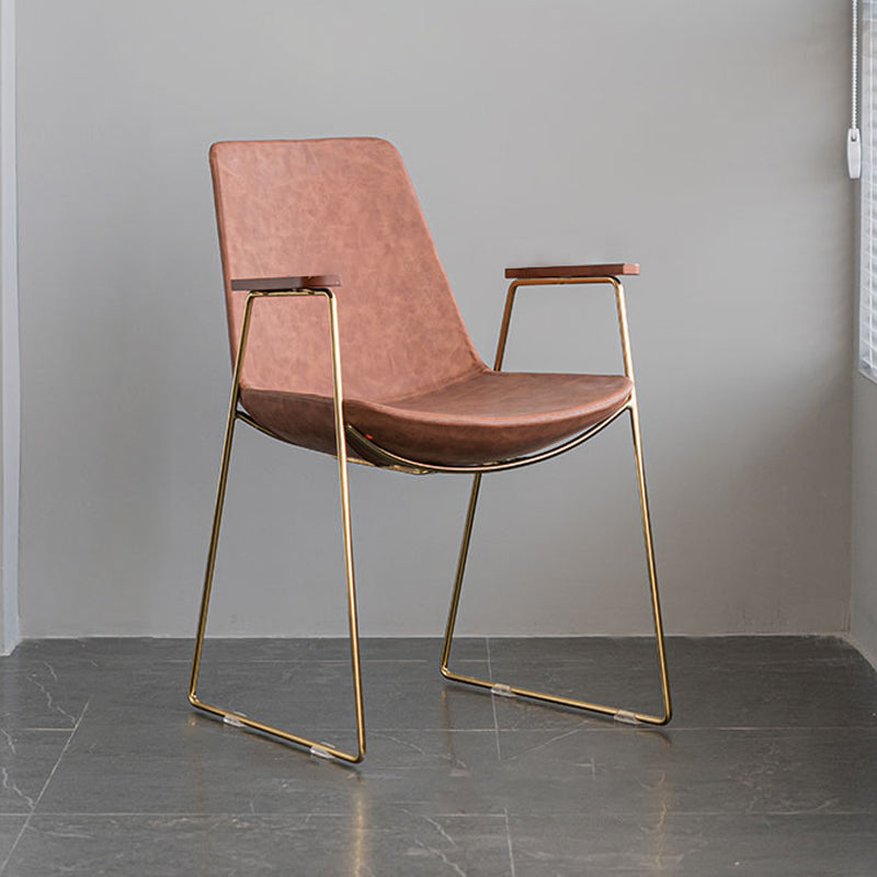 Silla auxiliar de comedor con respaldo sólido de diseño escandinavo Silla auxiliar de comedor de cuero