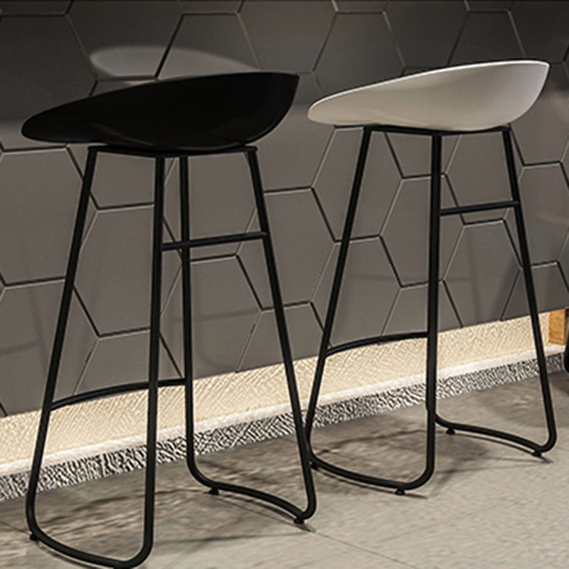Modern Armless Backrest Counter Stool Iron Dessert Shop Bar Stool with Plastic Seat