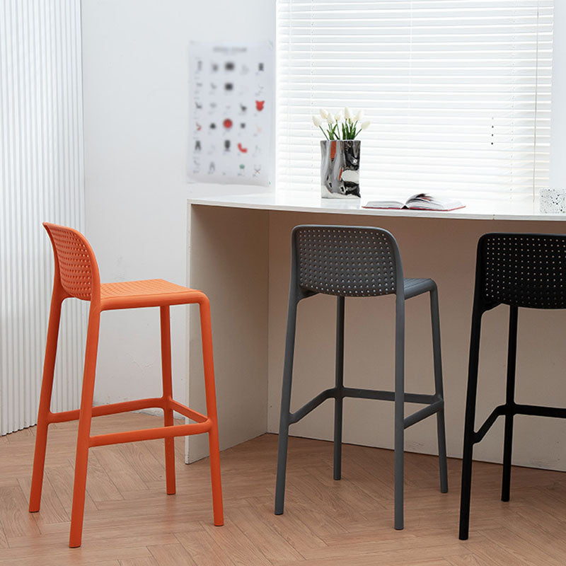 Taburete de bar de plástico contemporáneo, taburete de bar Bristol con reposapiés y respaldo bajo