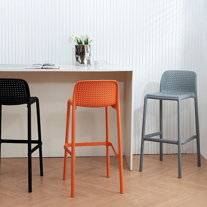 Taburete de bar de plástico contemporáneo, taburete de bar Bristol con reposapiés y respaldo bajo