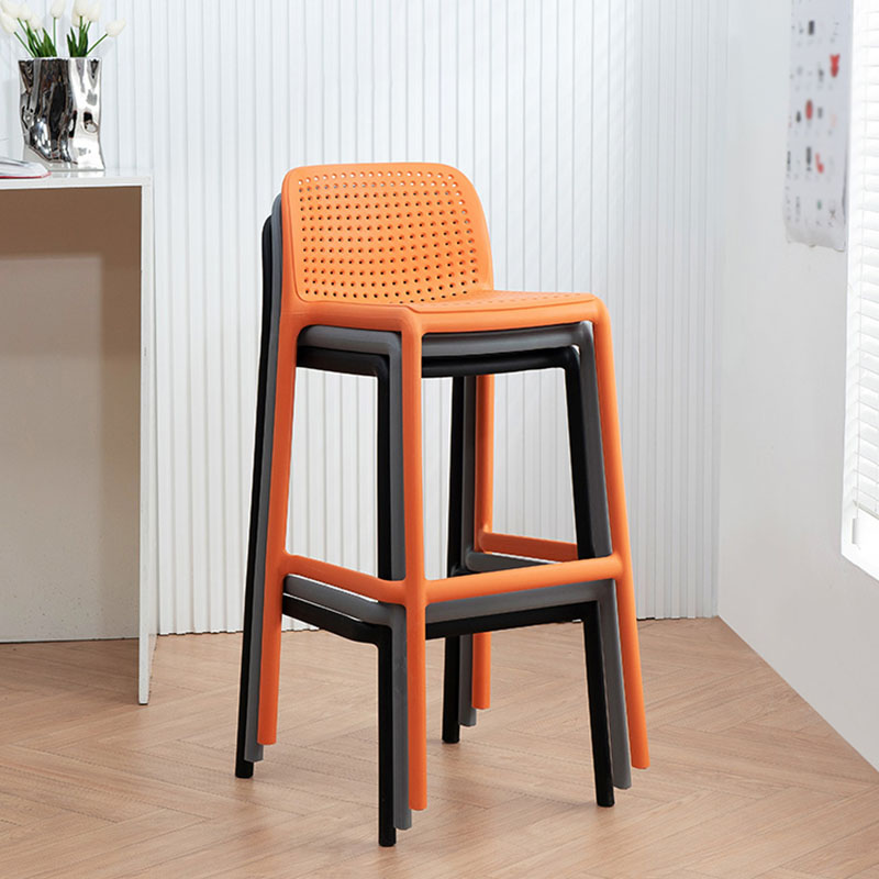 Taburete de bar de plástico contemporáneo, taburete de bar Bristol con reposapiés y respaldo bajo