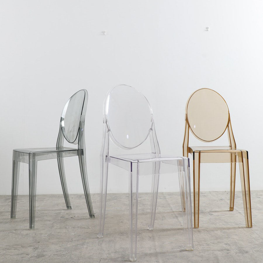 Sedia da pranzo con braccio di plastica contemporaneo.