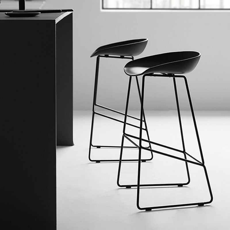 Moderner Barhocker mit Schlittenbeinen, PP-Schalensitz-Barhocker für Thekenbar