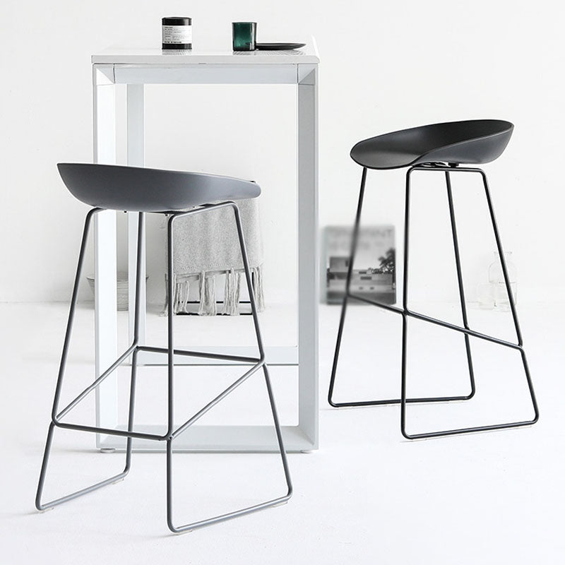 Moderner Barhocker mit Schlittenbeinen, PP-Schalensitz-Barhocker für Thekenbar