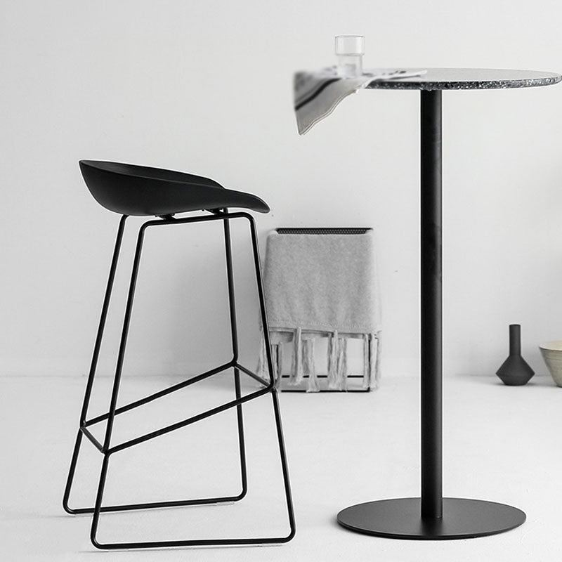 Moderner Barhocker mit Schlittenbeinen, PP-Schalensitz-Barhocker für Thekenbar