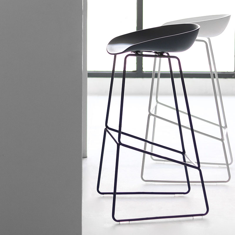 Moderner Barhocker mit Schlittenbeinen, PP-Schalensitz-Barhocker für Thekenbar
