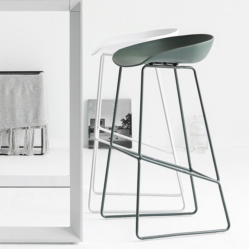 Moderner Barhocker mit Schlittenbeinen, PP-Schalensitz-Barhocker für Thekenbar