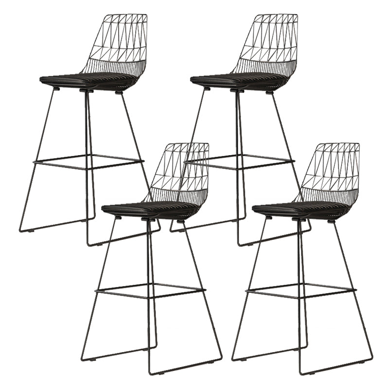 Zeitgenössischer Barhocker „Bristol“ aus Metall mit Eisenbeinen und niedriger Rückenlehne