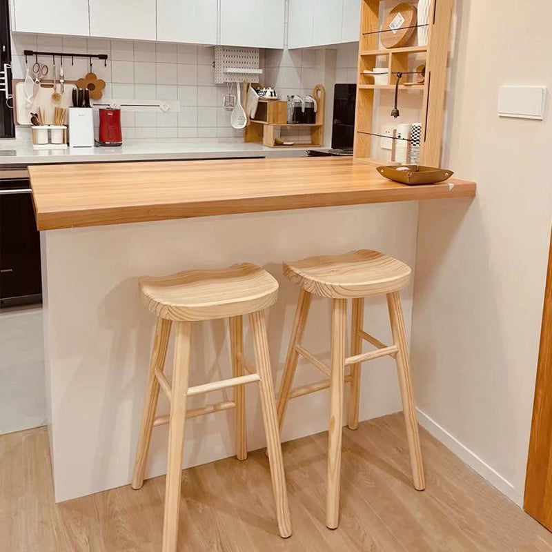 Zeitgenössischer Barhocker aus massivem Holz für den Innenbereich mit Sitz und Fußstütze aus Holz