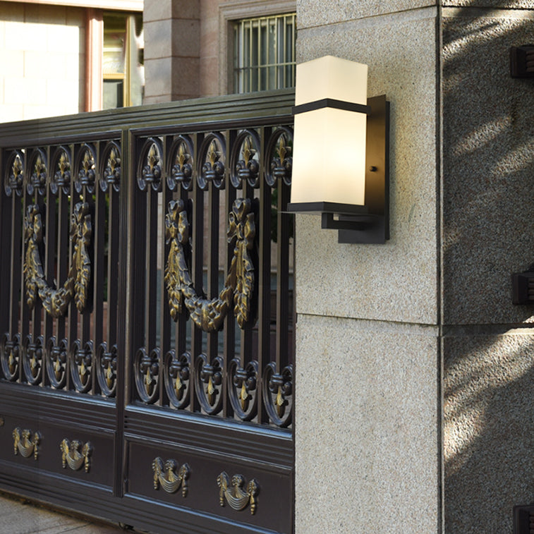 Modern de pared de metal, forma cuboidal de forma Cuboides con sombra de vidrio blanco para el aire libre