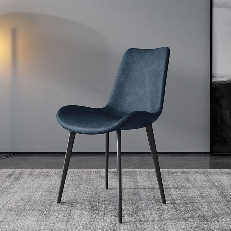 Silla auxiliar de comedor moderna, silla sin brazos Parsons curvada de cuero con acabado mate