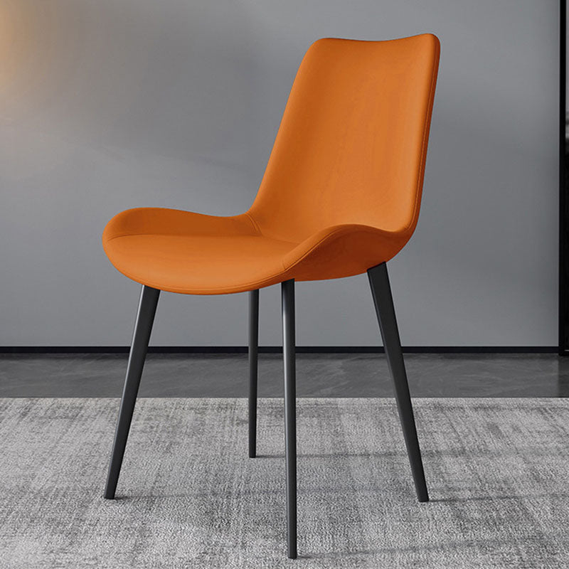 Silla auxiliar de comedor moderna, silla sin brazos Parsons curvada de cuero con acabado mate