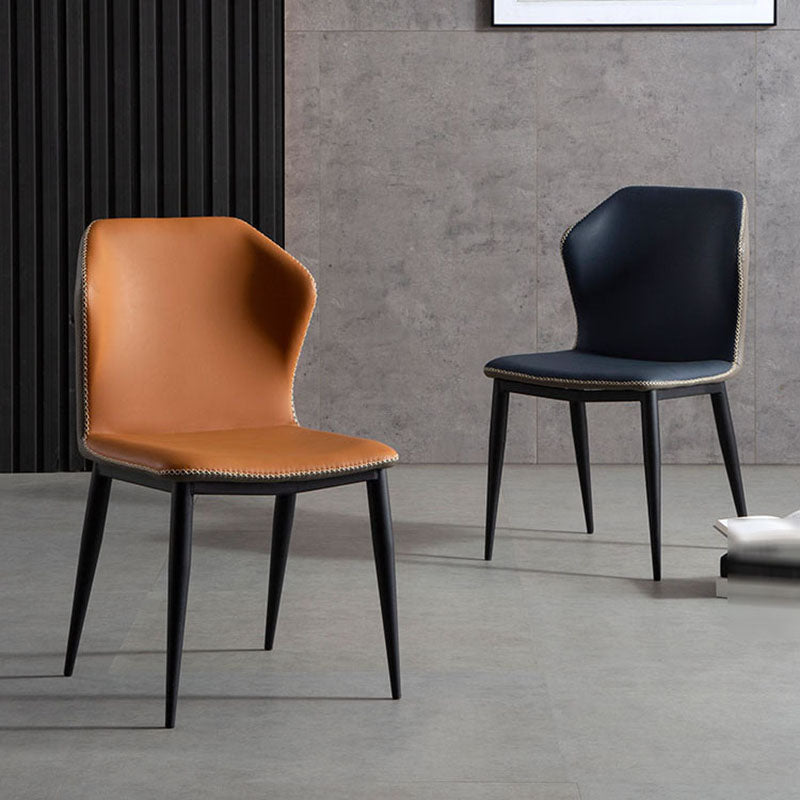 Silla lateral moderna con acabado mate, silla sin brazos con respaldo curvado de cuero para comedor